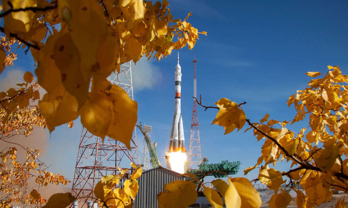 En esta foto de la Agencia Espacial Roscosmos se aprecia el cohete que llevó la nave Soyuz MS-17 a órbita con tres astronautas en su interior.