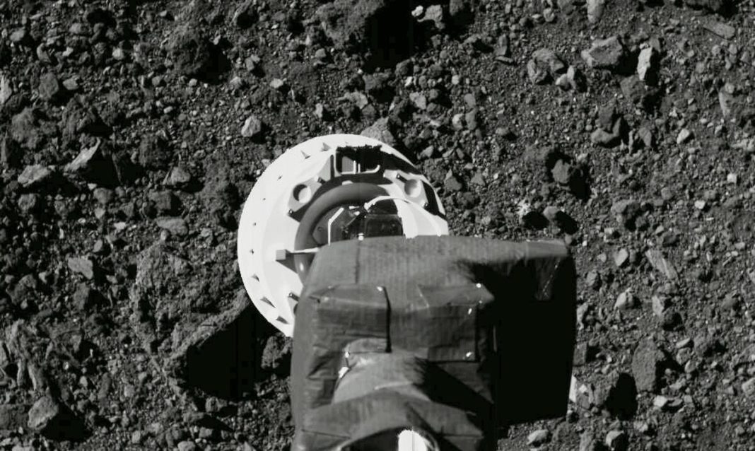 Des échantillons d'astéroïdes s'échappent de la sonde de la NASA