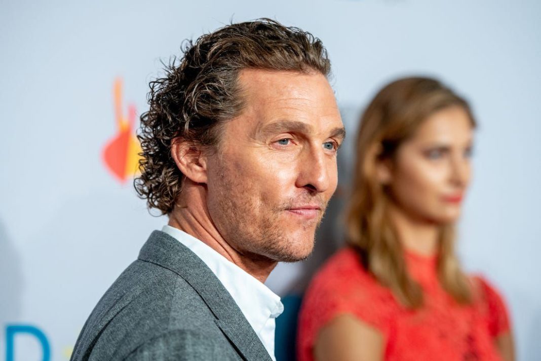 Matthew McConaughey révèle que son père a cassé le doigt de sa mère à quatre reprises