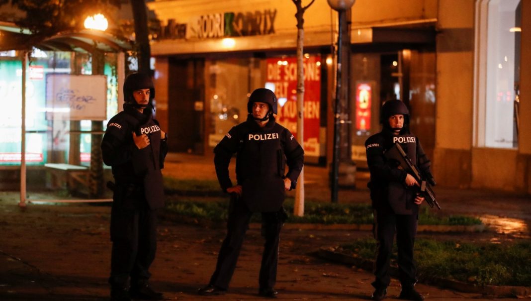 Attentat à Vienne, 4 morts et 17 blessés : 6 en danger de mort. le ministre de l'Intérieur : 