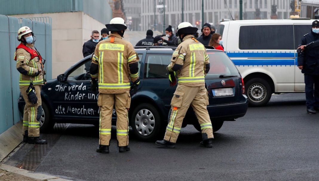 Berlin, voiture contre la chancellerie allemande, a arrêté un homme de 54 ans