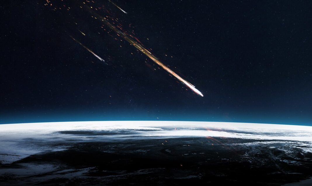 Una lluvia de meteoritos entrando a la Tierra.