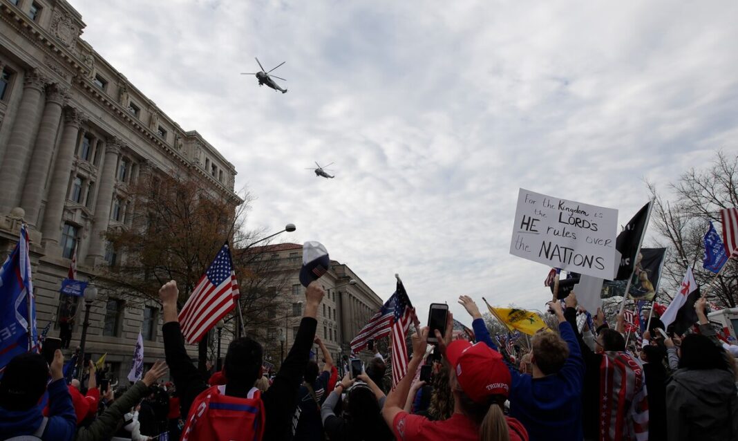 Con el Capitolio de Estados Unidos al fondo, simpatizantes del presidente Donald Trump mostraban su apoyo en la plaza Freedom, en Washington D. C.