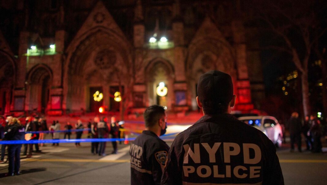 Coups de feu devant la cathédrale de New York, un homme mort est abattu par la police.