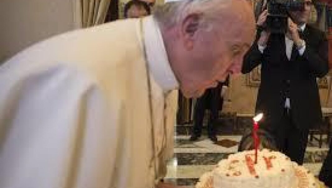Le pape François fête ses 84 ans. Souhaits de Mattarella : 