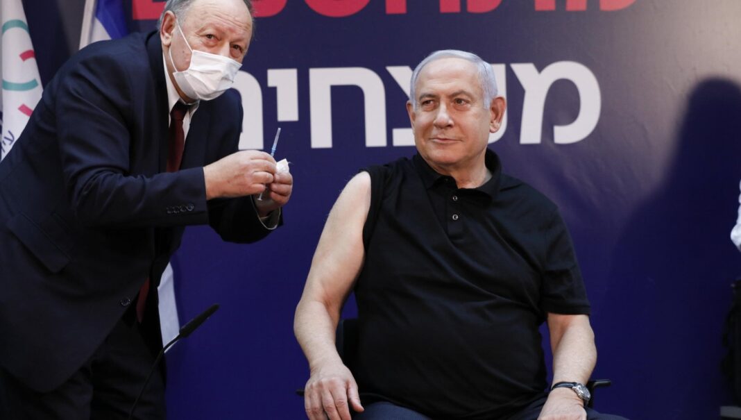 Israël, le Premier ministre Netanyhau s'inocule en direct à la télévision 