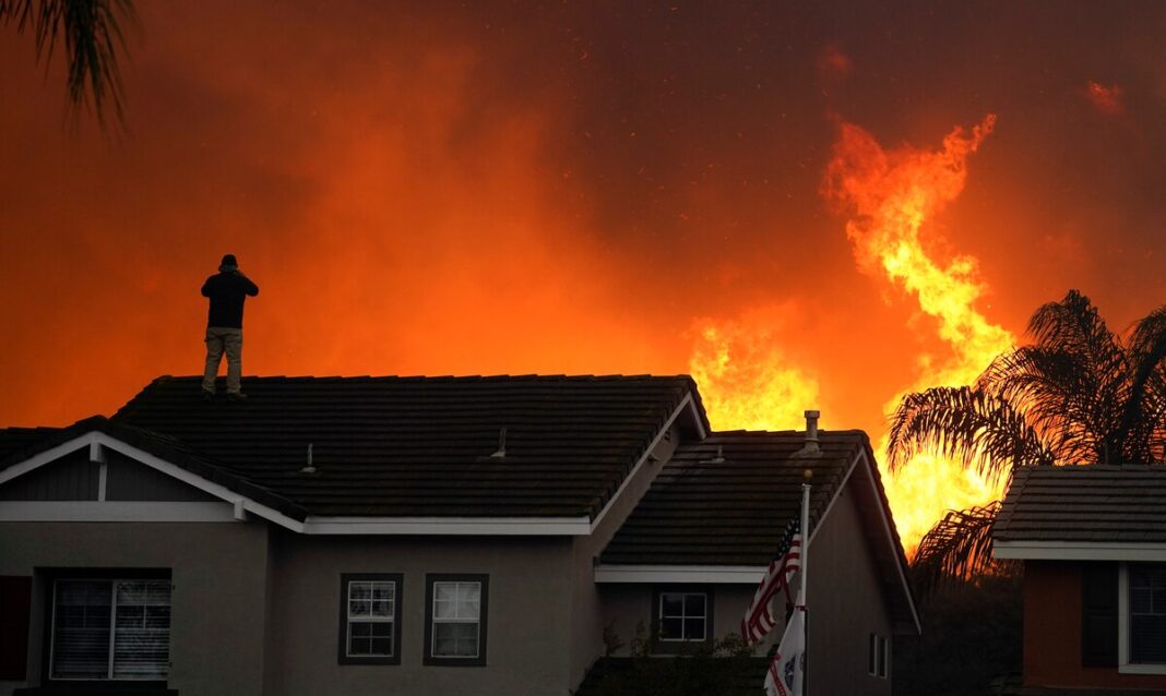 Incendio forestal se desarrolla cerca de una zona residencial en California.