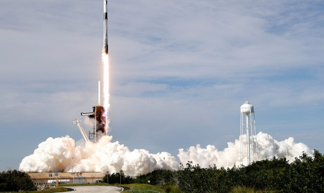 SpaceX lance une fusée avec un festin de Noël en direction de la station spatiale internationale 