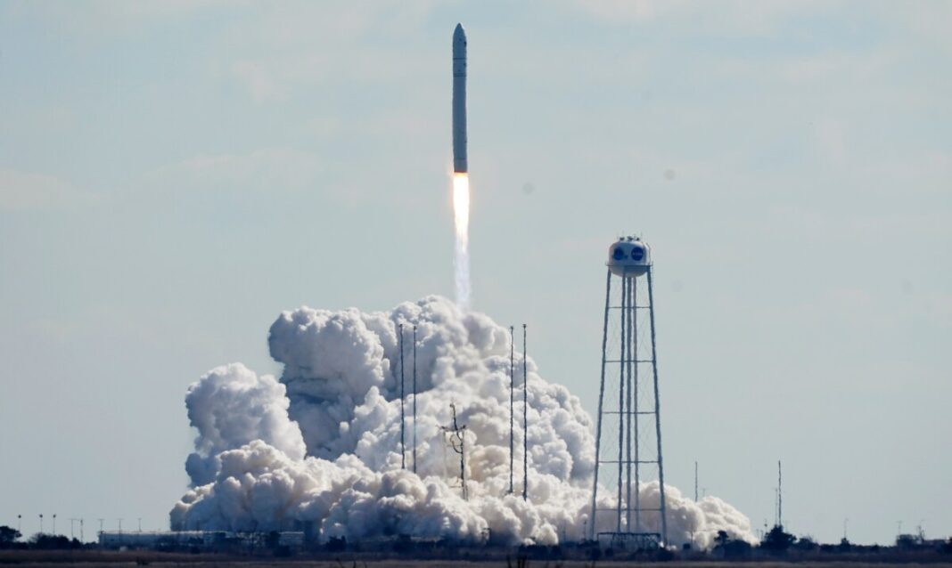 La fusée Antares a décollé avec succès pour livrer des fournitures à la station spatiale internationale