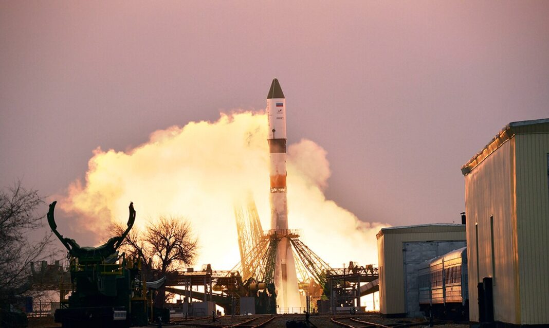 En esta imagen proporcionada por el servicio de prensa de la Agencia Espacial Roscosmos, la nave de mercancías Progress MS-16 despega de su plataforma en el centro espacial ruso de Baikonur, en Kazajistán.