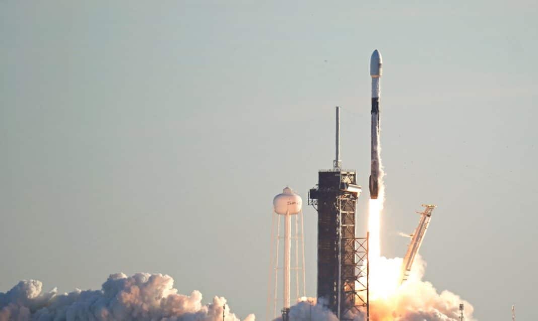 Imagen de enero 20 de 2021 cuando un cohete Falcon 9 de Space X despegaba para llevar a órbita los satélites para la red de internet de Starlink.