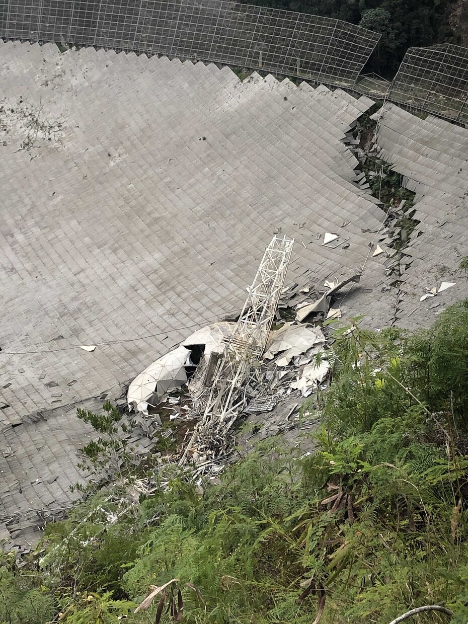 La National Science Foundation, qui exploite l'observatoire d'Arecibo, n'a pas encore commencé le processus d'enlèvement des débris.