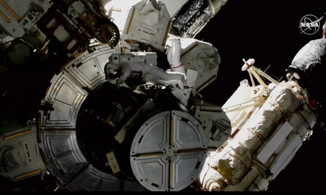 Des astronautes effectuent une sortie dans l'espace pour réparer la plomberie de la Station spatiale internationale. 