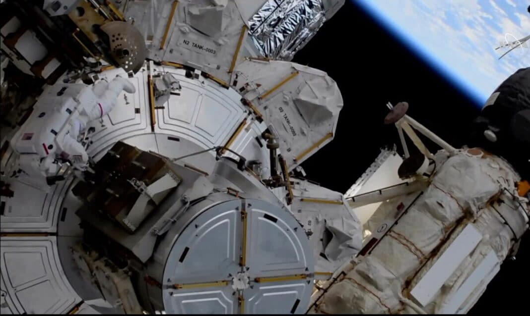 Des astronautes travaillent sur les panneaux solaires de la station spatiale internationale 