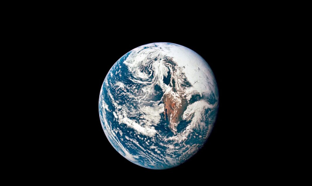 Esta foto del 18 de mayo de 1969 proveída por la NASA muestra la Tierra fotografiada desde la nave Apollo 10.