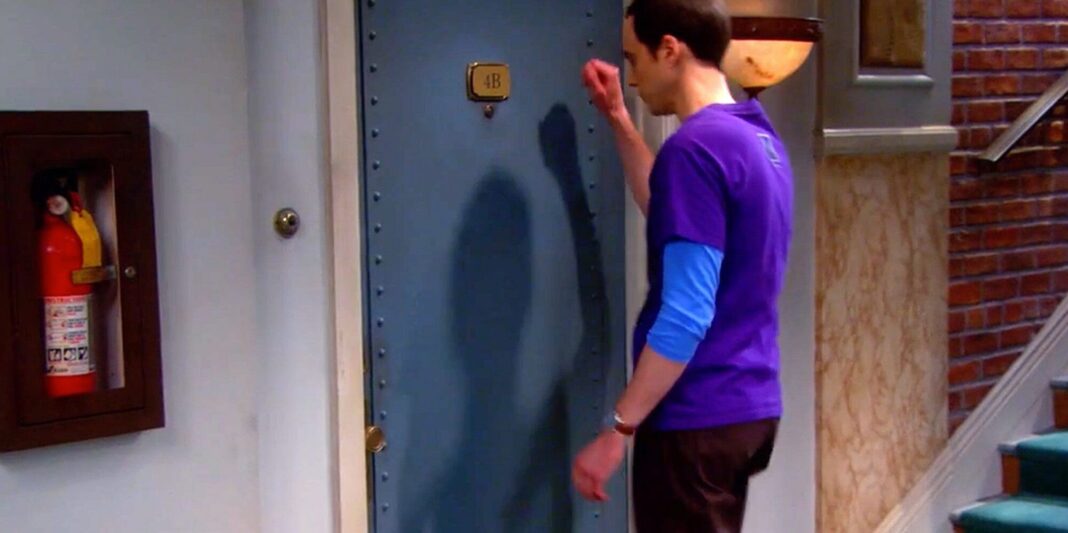 Comment se fait-il que Sheldon frappe trois fois ? Explication pour les fans de The Big Bang Theory.