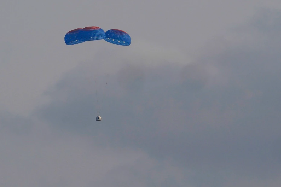 Au retour, la capsule transportant l'équipage a déployé plusieurs parachutes qui ont contribué à leur retour sur Terre.