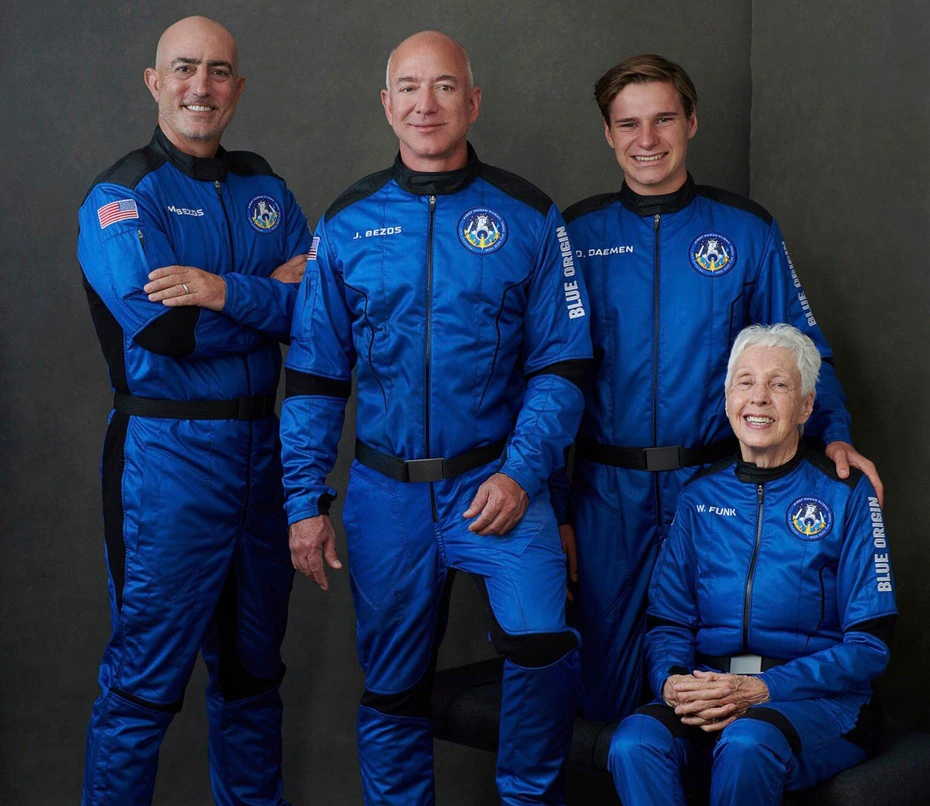 Au centre, Jeff Bezos avec l'équipage du premier vol humain de Blue Origin. L'entrepreneur était accompagné de son frère Mark, du pionnier de l'aviation Wally Funk (82 ans) et du jeune Pliver Daemen (18 ans).