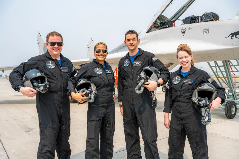 Chris Sembroski, Sian Proctor et Hayley Arceneaux, de gauche à droite, ont accompagné Isaacman lors de ce vol historique qui fera des orbites autour de la planète Terre pendant les trois prochains jours.