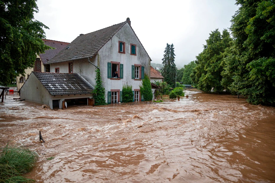 Maisons inondées par le débordement d'une rivière à Erdorf, en Allemagne.