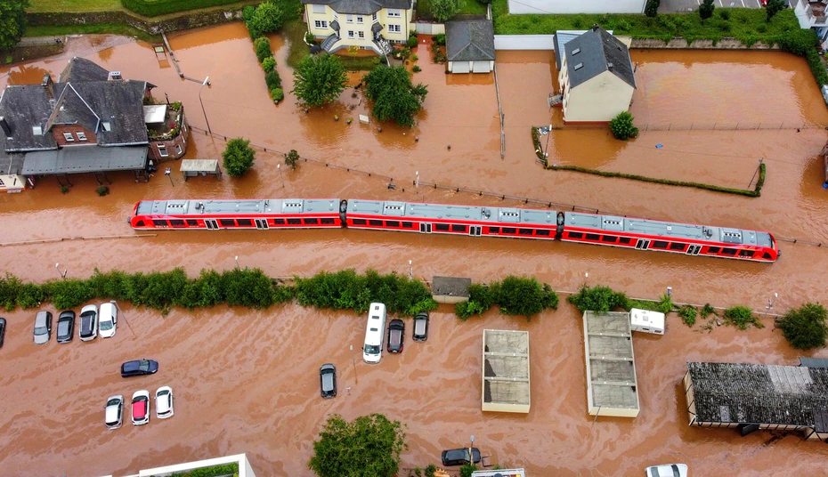 Un train régional se trouve dans les eaux de crue à la gare locale de Kordel, en Allemagne.