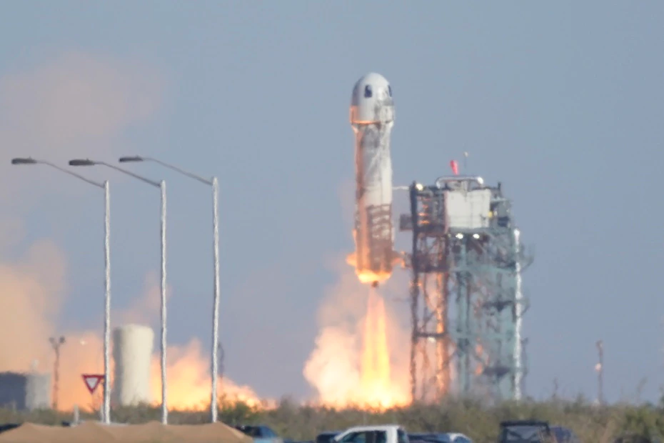 La fusée New Shepard de Blue Origin a été lancée avec les passagers William Shatner, Chris Boshuizen, Audrey Powers et Glen de Vries depuis son port spatial près de Van Horn, au Texas.