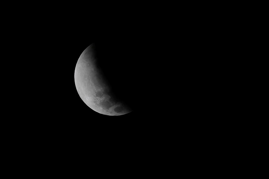 Eclipse lunaire partielle vue ce vendredi depuis San Salvador, El Salvador.