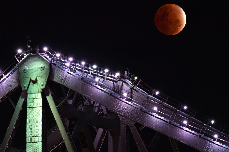 À Brisbane, en Australie, la lune a également été vue comme étant presque complètement éclipsée et de couleur orange.