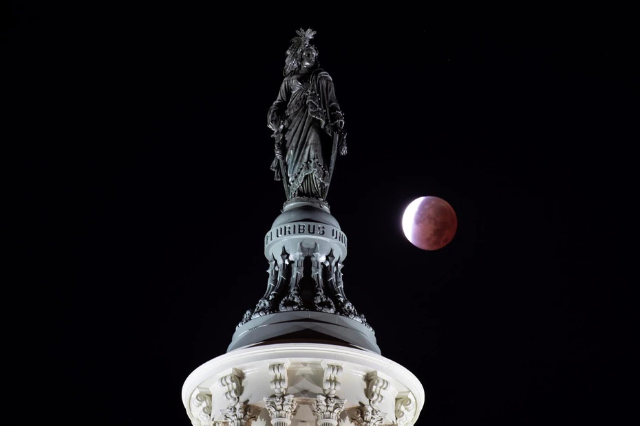 Vue de l'éclipse depuis l'enceinte du Capitole fédéral à Washington D. C.