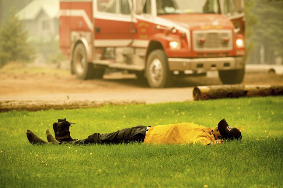 Justin Potter, pompier du comté de Healdsburg, se repose tandis que le reste de son équipe se prépare à poursuivre les travaux d'atténuation sur l'incendie de Dixie.