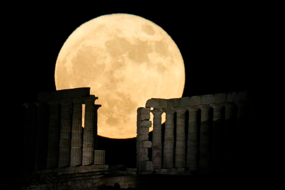Une superlune se produit lorsque la phase de pleine lune de la Lune, qui est le seul satellite naturel de la planète Terre, coïncide avec son périgée ou lorsqu'elle atteint son point le plus proche de la Terre au cours de son orbite elliptique ou ovale. Sur cette photo d'Athènes, en Grèce. 
