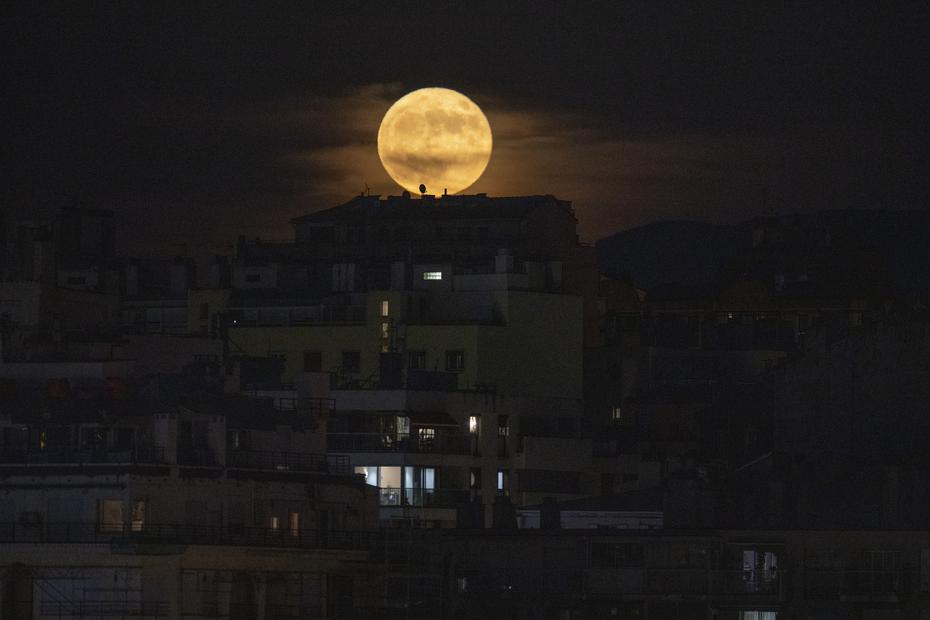 La pleine lune se lève sur Marseille, dans le sud de la France.