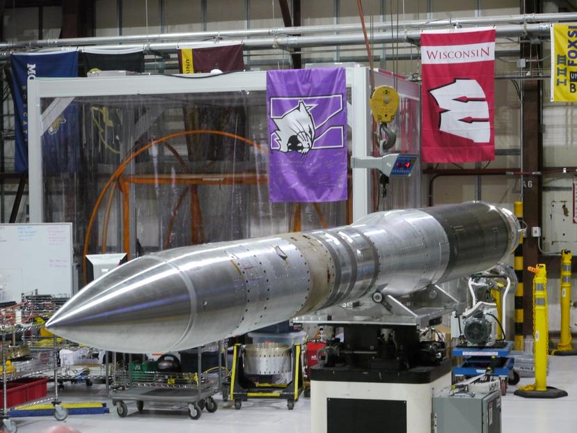 La fusée Micro-X fonctionne avec deux étages et mesure environ 70 pieds de long.