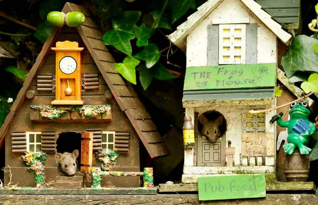 Des familles de souris emménagent dans un village de rêve construit par un jardinier et reçoivent des fleurs à la main tous les jours.