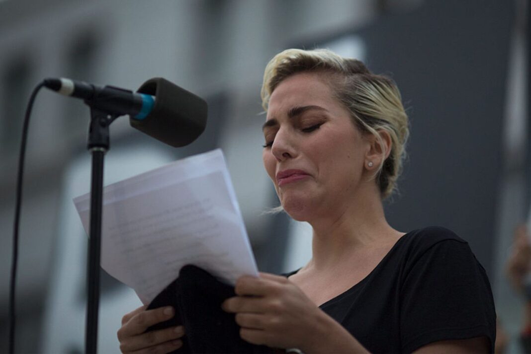 Lady Gaga contrainte d'interrompre un concert : elle fond en larmes dans une vidéo d'excuses